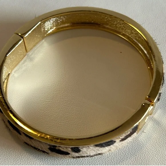 80’s VINTAGE Leopard Print & Gold Metal Cow Hide
Bangle Clamper Bracelet. - Picture 5 of 7